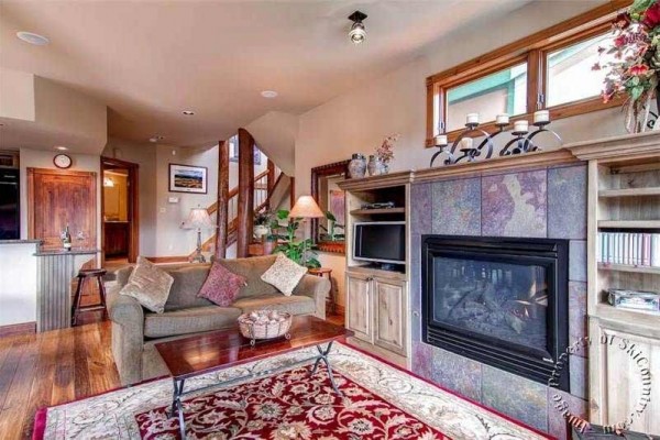 [Image: Luxurious Ski-in Townhome, Quiet Location Near Gondola &amp; Town, Private Hot Tub]