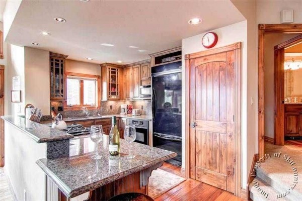 [Image: Luxurious Ski-in Townhome, Quiet Location Near Gondola &amp; Town, Private Hot Tub]