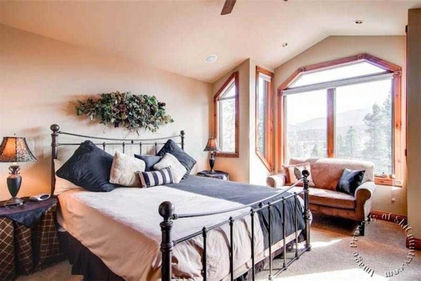 [Image: Luxurious Ski-in Townhome, Quiet Location Near Gondola &amp; Town, Private Hot Tub]