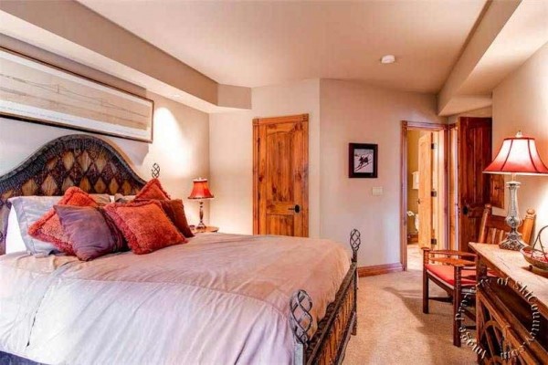 [Image: Luxurious Ski-in Townhome, Quiet Location Near Gondola &amp; Town, Private Hot Tub]