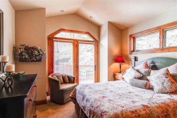 [Image: Luxurious Ski-in Townhome, Quiet Location Near Gondola &amp; Town, Private Hot Tub]