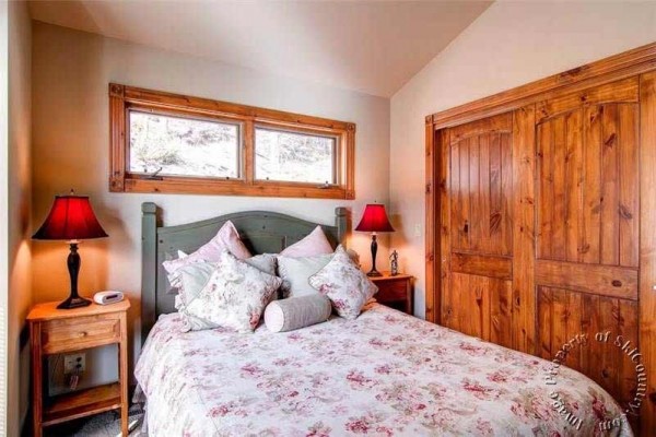 [Image: Luxurious Ski-in Townhome, Quiet Location Near Gondola &amp; Town, Private Hot Tub]