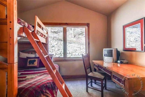 [Image: Luxurious Ski-in Townhome, Quiet Location Near Gondola &amp; Town, Private Hot Tub]