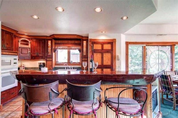 [Image: Breckenridge Townhome with Ski-in Access, Private Hot Tub, Sleeps 12]