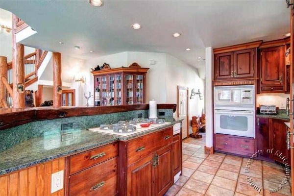 [Image: Breckenridge Townhome with Ski-in Access, Private Hot Tub, Sleeps 12]