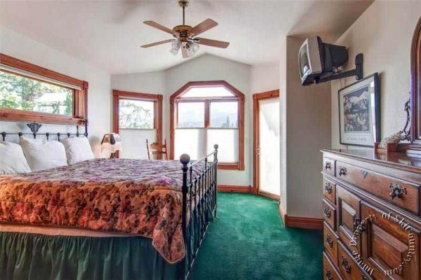 [Image: Breckenridge Townhome with Ski-in Access, Private Hot Tub, Sleeps 12]