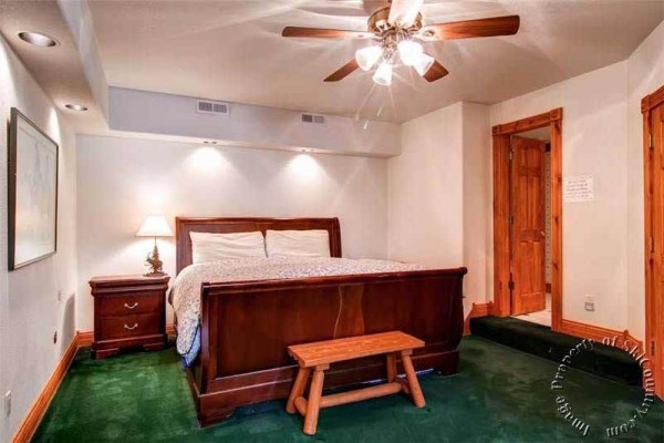 [Image: Breckenridge Townhome with Ski-in Access, Private Hot Tub, Sleeps 12]