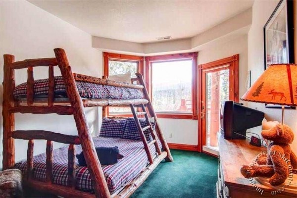 [Image: Breckenridge Townhome with Ski-in Access, Private Hot Tub, Sleeps 12]