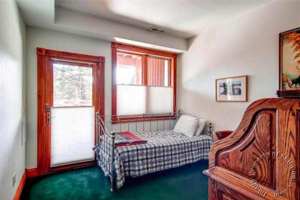 [Image: Breckenridge Townhome with Ski-in Access, Private Hot Tub, Sleeps 12]