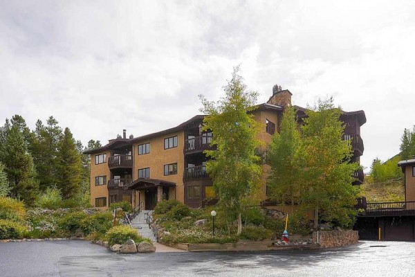 [Image: Woods Manor 301 1BR+Den Condo in Four Seasons Area Wifi Breckenridge Lodging]