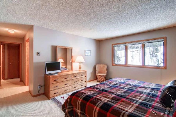 [Image: Comfortable 2 Bedroom, Bright Living Area with Forest Views. Onsite Hot Tub]