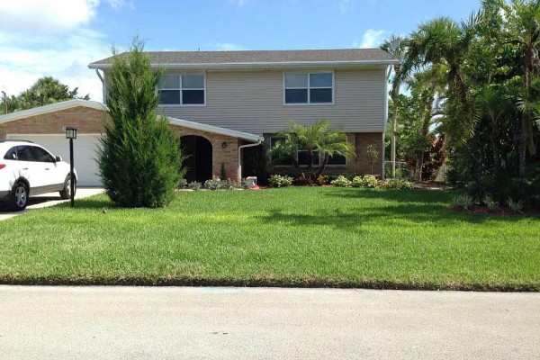 [Image: Beach House 4 Bedrooms, 2 Blocks from Private Beach!]