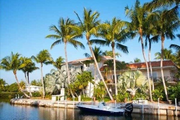 [Image: Incredible Luxury Home 5/5 with 400â Waterfront !! Paradise !!]