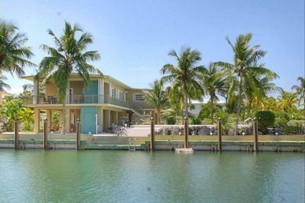 [Image: 3BR/3BA Beautiful Waterfront Home Monthly Rental]