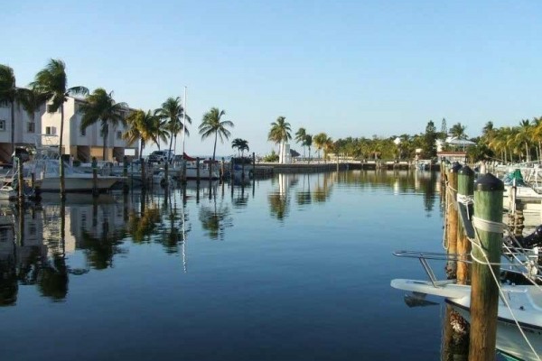 [Image: Beautiful Futura Yacht Club - Islamorada Florida]
