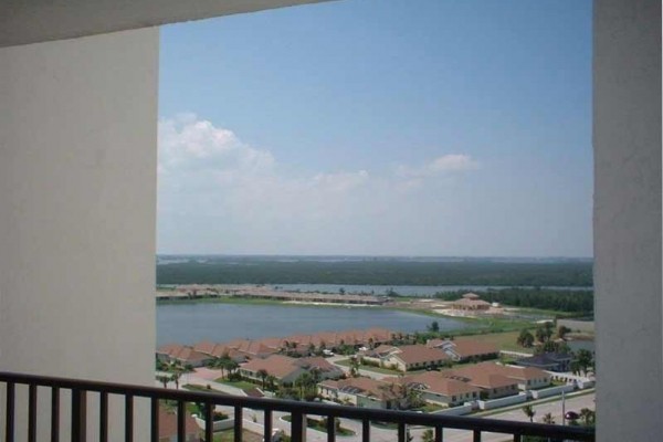 [Image: Beautiful Penthouse Level Beachfront Condominium]