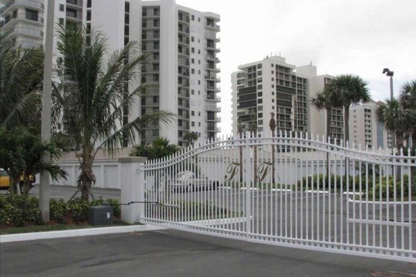 [Image: Beautiful 11th-Floor Oceanfront Condominium]