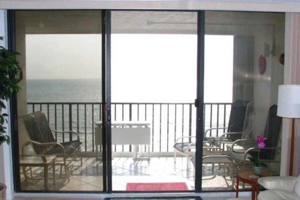 [Image: Beautiful 11th-Floor Oceanfront Condominium]