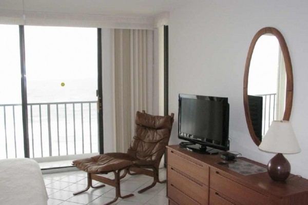 [Image: Beautiful 11th-Floor Oceanfront Condominium]