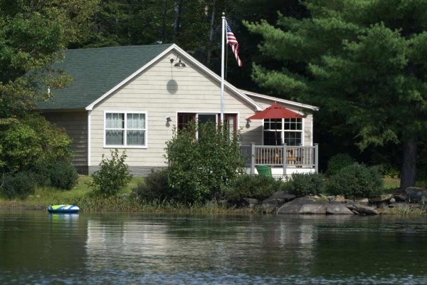 [Image: Newly Renovated Year-Round Waterfront Cottage on Otter Pond]
