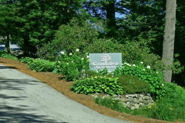 [Image: Spectacular Lake/Mountain View-Golf, Waterfront, Skiing, All Amenities]