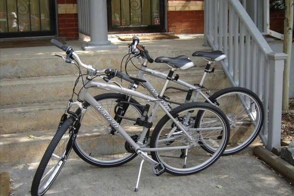 [Image: Exceptional 1BR/1BA Condo Includes 2 Hybrid Commuter Bikes]