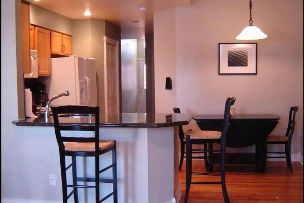 [Image: Exceptional 1BR/1BA Condo Includes 2 Hybrid Commuter Bikes]