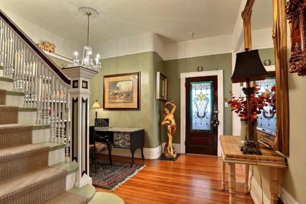 [Image: 1890 Chessman Park Victorian..3 Beds/2.5 Baths, Sleeps 2 to 6. Across from Park]