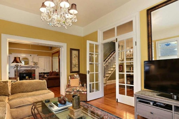 [Image: 1890 Chessman Park Victorian..3 Beds/2.5 Baths, Sleeps 2 to 6. Across from Park]