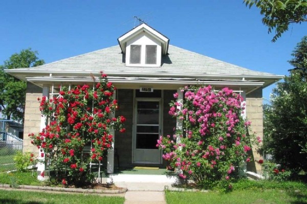 [Image: 3bd/1BA Cozy Bungalow. Walk to Light Rail; Centrally Located]