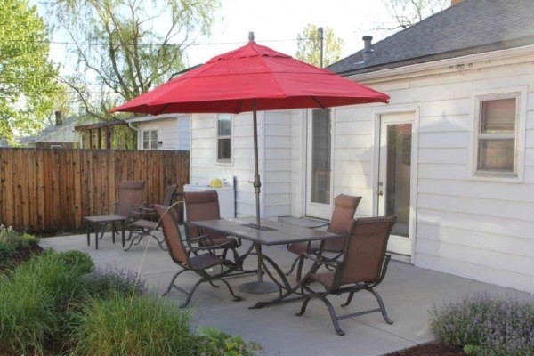 [Image: 3bd/1BA Cozy Bungalow. Walk to Light Rail; Centrally Located]