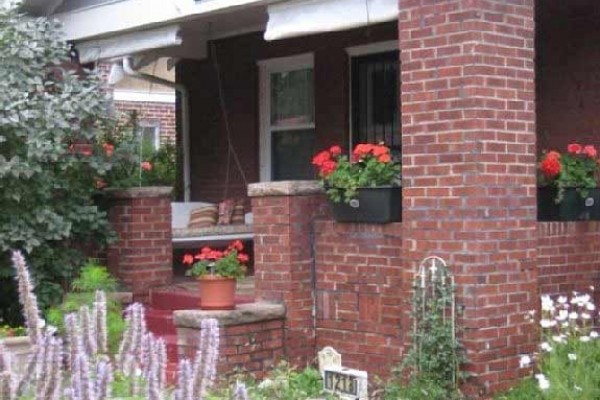 [Image: Charming Bungalow in the City]