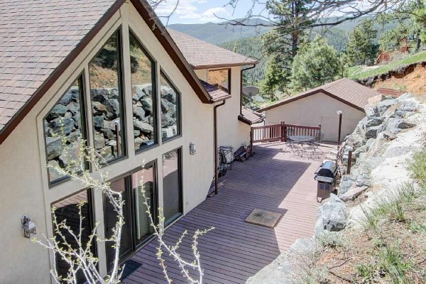 [Image: Large Luxury Mountain Home Less Than 30 Mins to Denver]