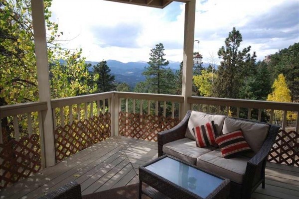 [Image: Evergreen Home with Fabulous Views!]
