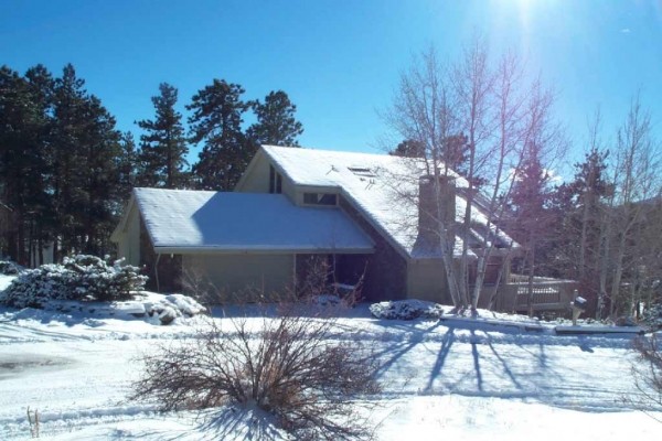 [Image: Spacious 4 Bedroom Family Mountain Home.]