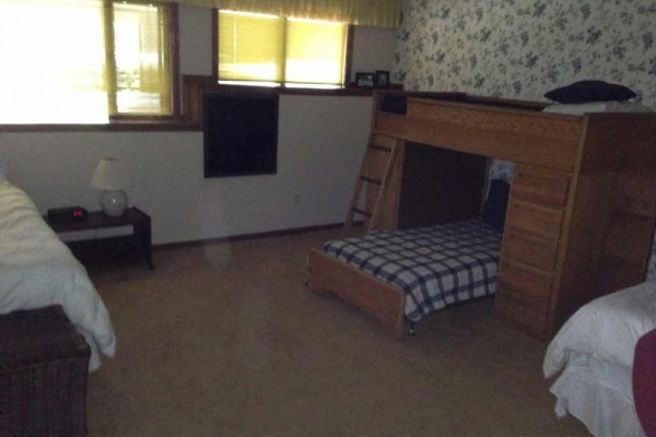 [Image: Spacious 4 Bedroom Family Mountain Home.]