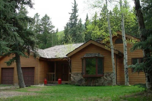 [Image: Beautiful Mountain Ranch Style Home with Lodge Like Feel.]