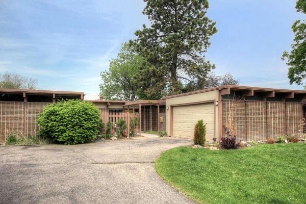 [Image: Newly Remodeled Home, Backs to Nature Trail W/ Mountain Views.]