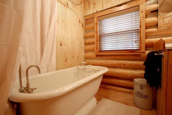 [Image: Rustic Cabin with 5 Star Amenities on Elk Creek]