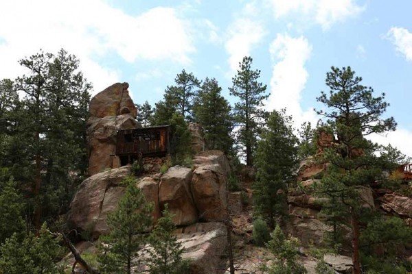 [Image: Rustic Cabin with 5 Star Amenities on Elk Creek]