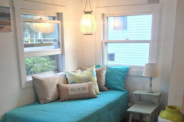 [Image: Completely Renovated Beach Cottage 'Blue Heaven'-1 Block from Ocean/Waterviews]