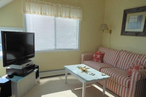 [Image: Adorable One Bedroom Pine Point Unit...Quick Walk to Beach!]