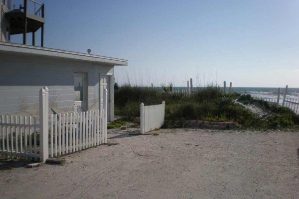 [Image: Cozy Oceanfront Lodging with 'the Best Price on the Beach']