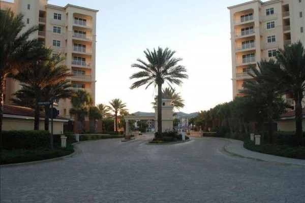 [Image: XX- Large 2300 Sq Ft 3 Bedroom Condo with 1200 Sq Ft Patio !!]