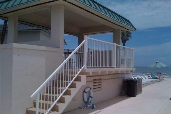 [Image: Beach Oceanfront Renovated Ground-Floor No-Drive Beach 2/2]