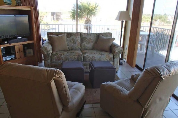[Image: Spacious &amp; Affordable Ocean View Condo Steps from the Beach]