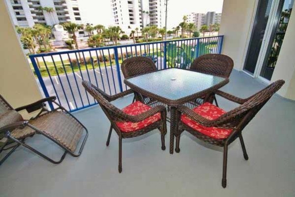 [Image: Beautiful 2 Bedrooms and 2 Bathrooms. Close Beach Access for Your Fl Vacation!]