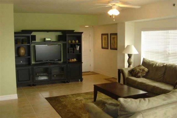 [Image: Outstanding Spacious 3bdrm/2BA End Unit - Oceanview, Beside Pool, Close to Beach]