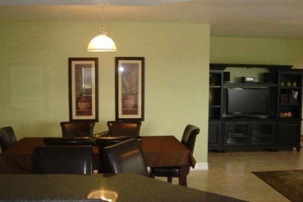 [Image: Outstanding Spacious 3bdrm/2BA End Unit - Oceanview, Beside Pool, Close to Beach]