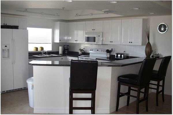 [Image: Outstanding Spacious 3bdrm/2BA End Unit - Oceanview, Beside Pool, Close to Beach]